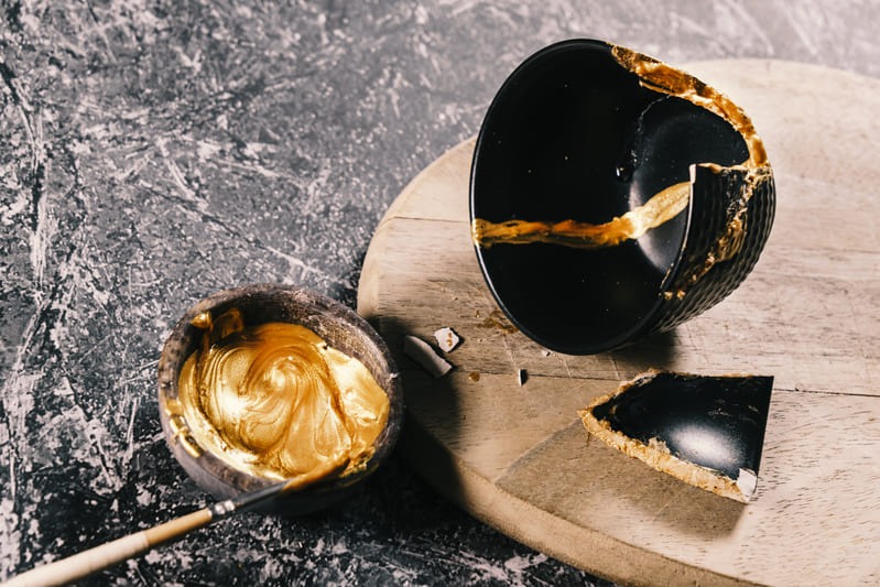 Le kintsugi est une méthode japonaise de réparation des porcelaines ou céramiques brisées au moyen de laque saupoudrée de poudre d'or.