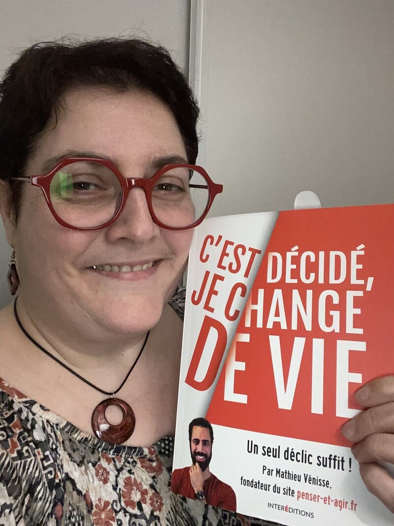 Amanda avec le livre  C'est décidé, je change de vie à la main